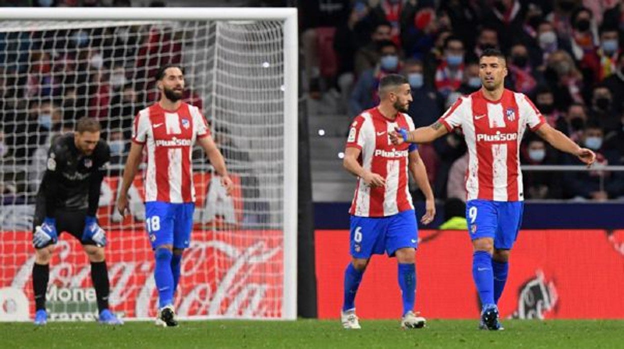 Los jugadores del Atlético de Madrid se lamentan tras un gol del Mallorca en la 16ª jornada de LaLiga