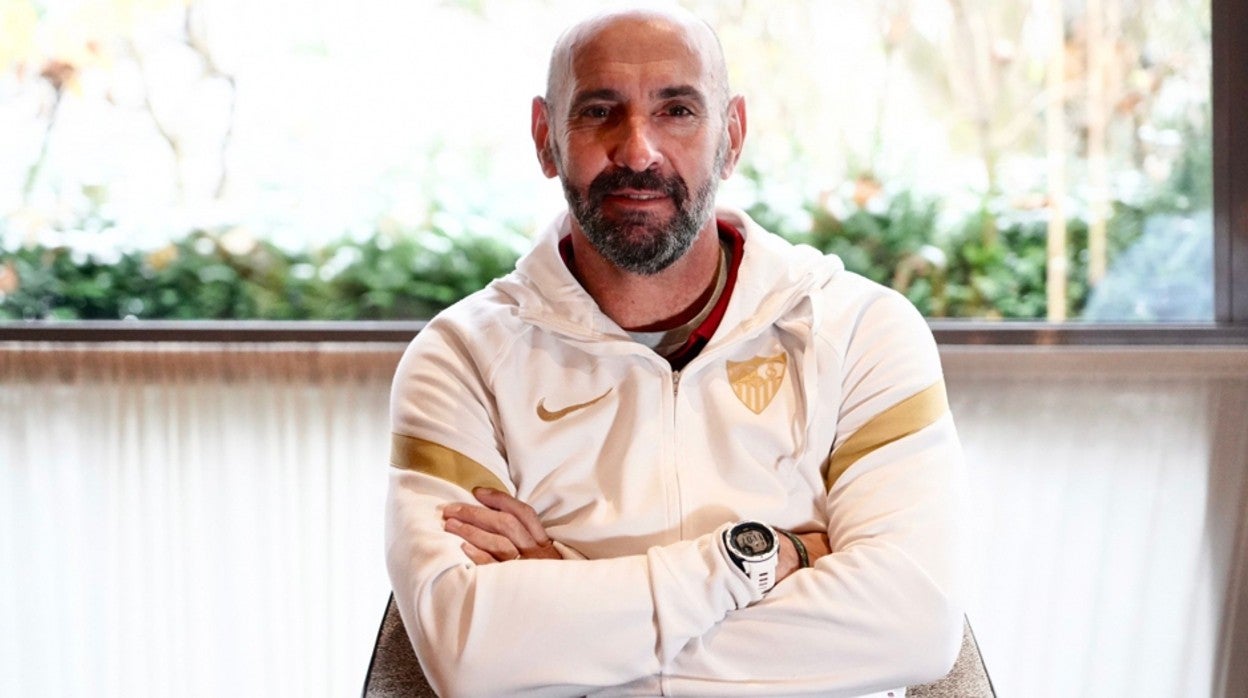 Monchi posa para una entrevista con los medios oficiales del Sevilla FC