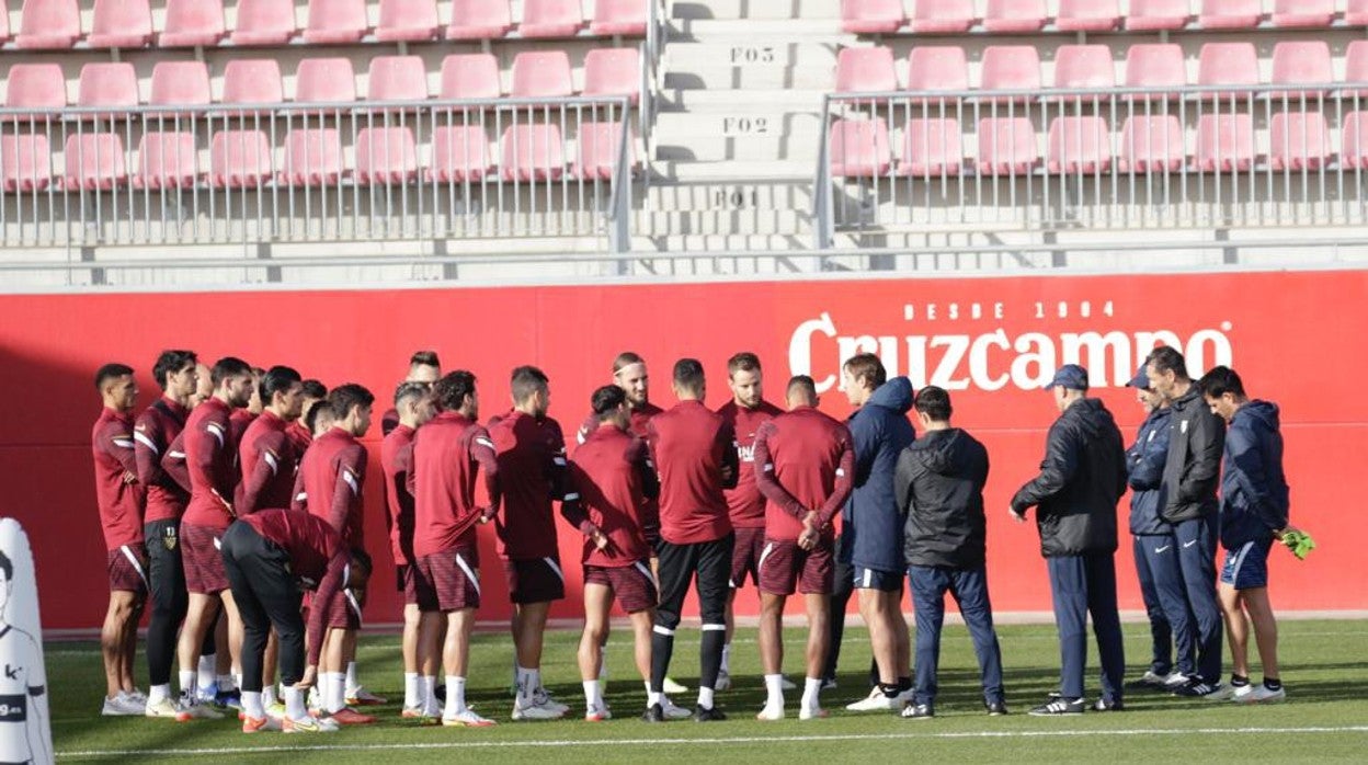 Los jugadores del Sevilla FC escuchan atentamente las indicaciones de Julen Lopetegui durante un entrenamiento de los sevillistas