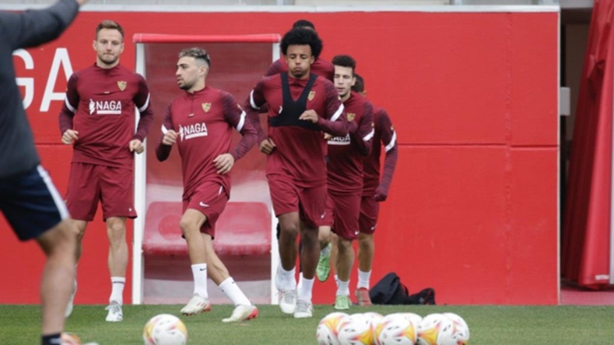 Koundé realiza unos ejercicios esta mañana en el entrenamiento