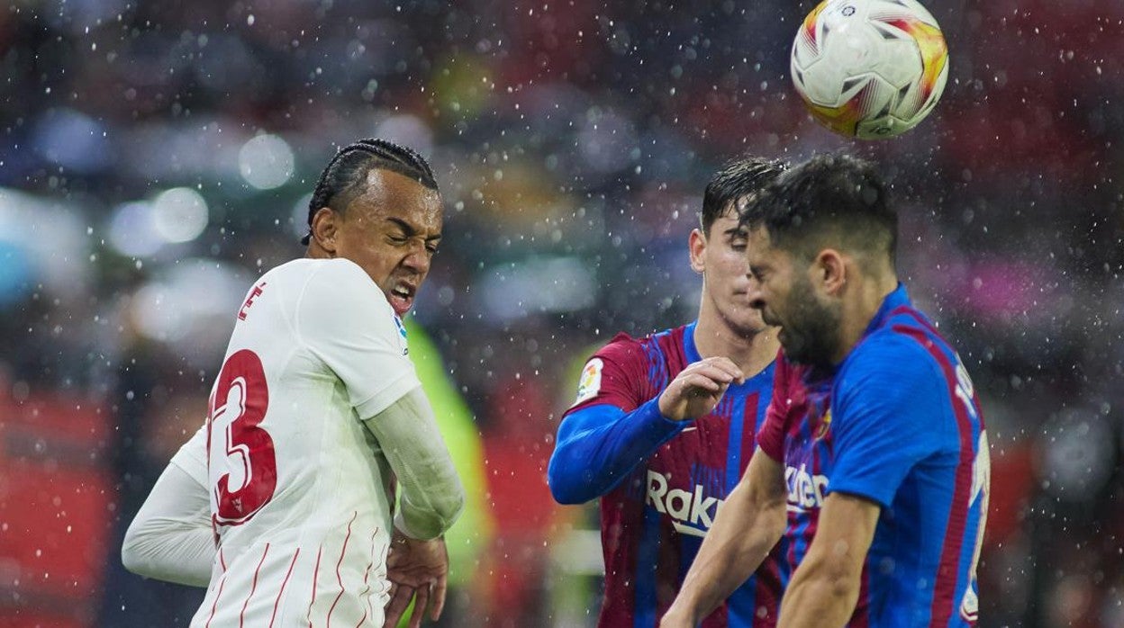 Momento en que Koundé lanza el balón contra Jordi Alba en el Sevilla-Barça