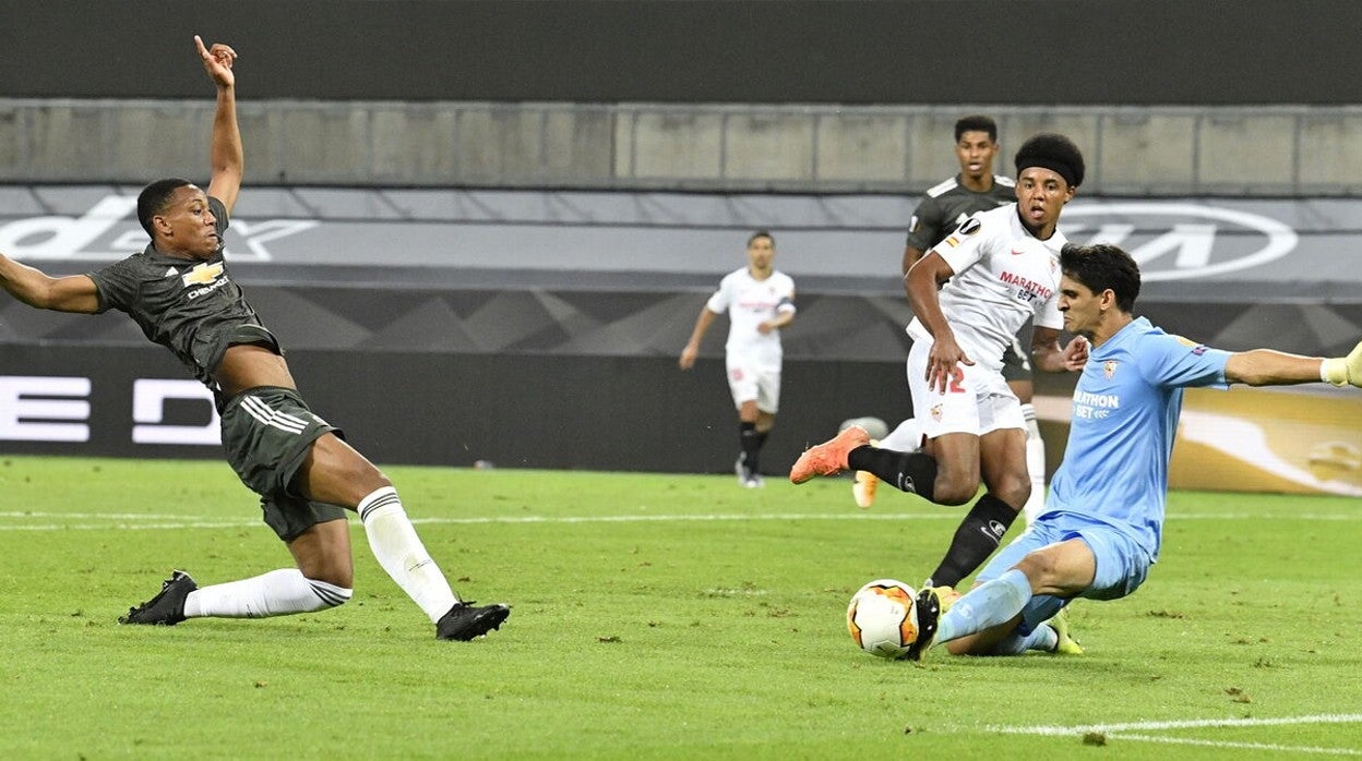 Bono le para un remate a Martial