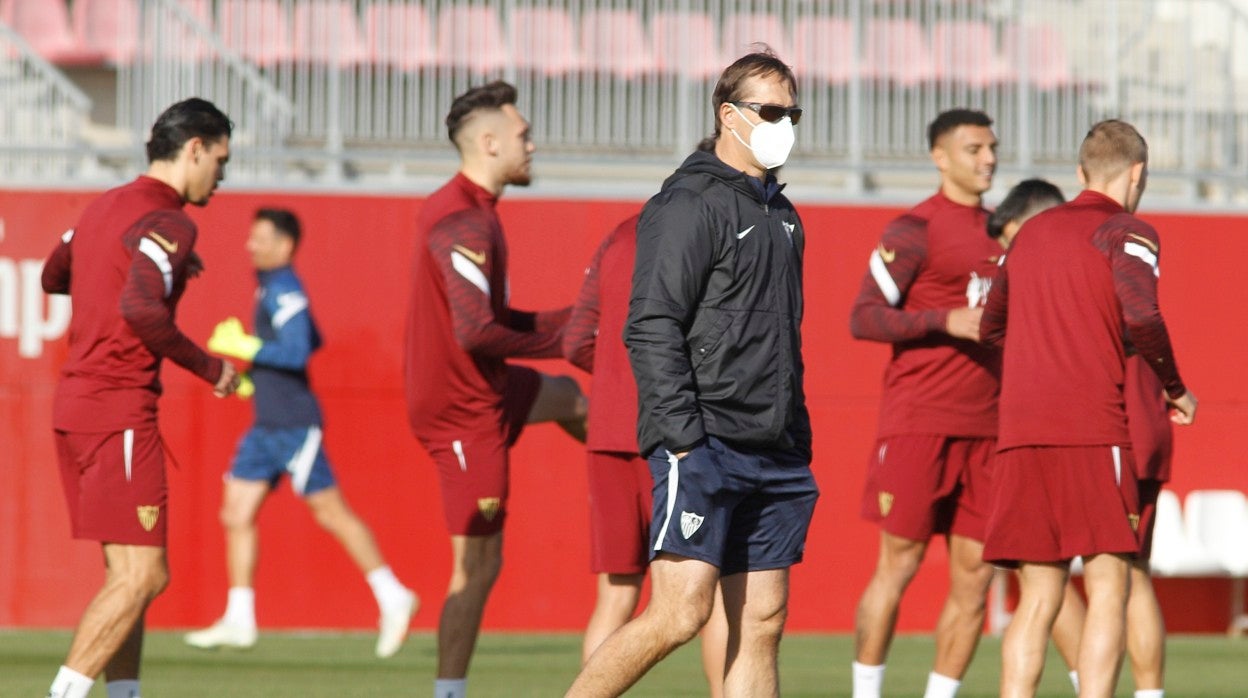 Lopetegui con algunos de sus jugadores