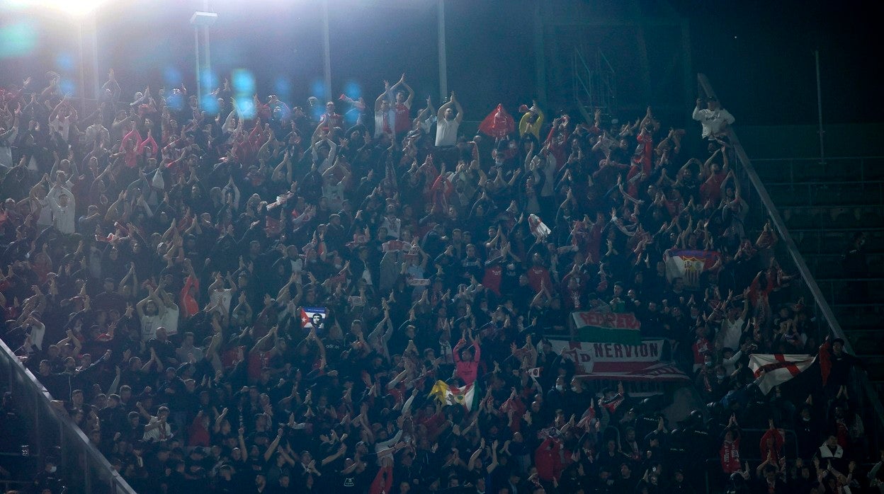 La afición del Sevilla en el derbi de LaLiga jugado en el Villamarín en noviembre
