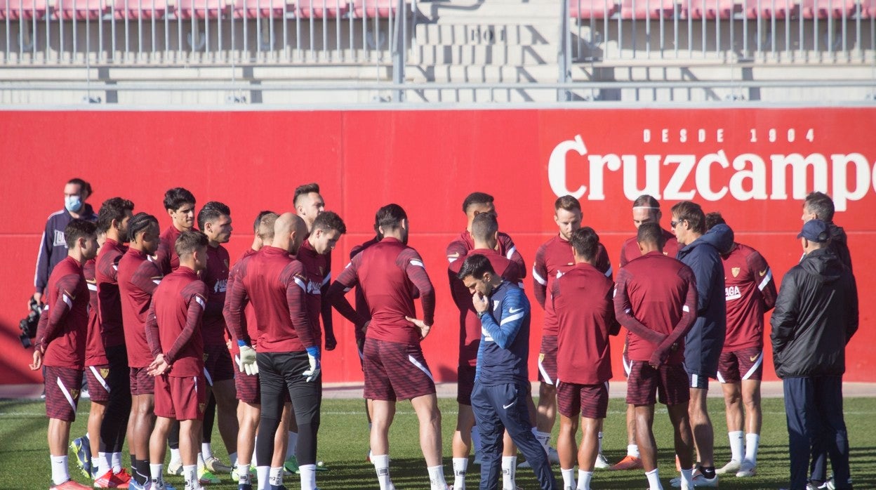 Lopetegui habla con sus jugadores en un entrenamiento de esta temporada