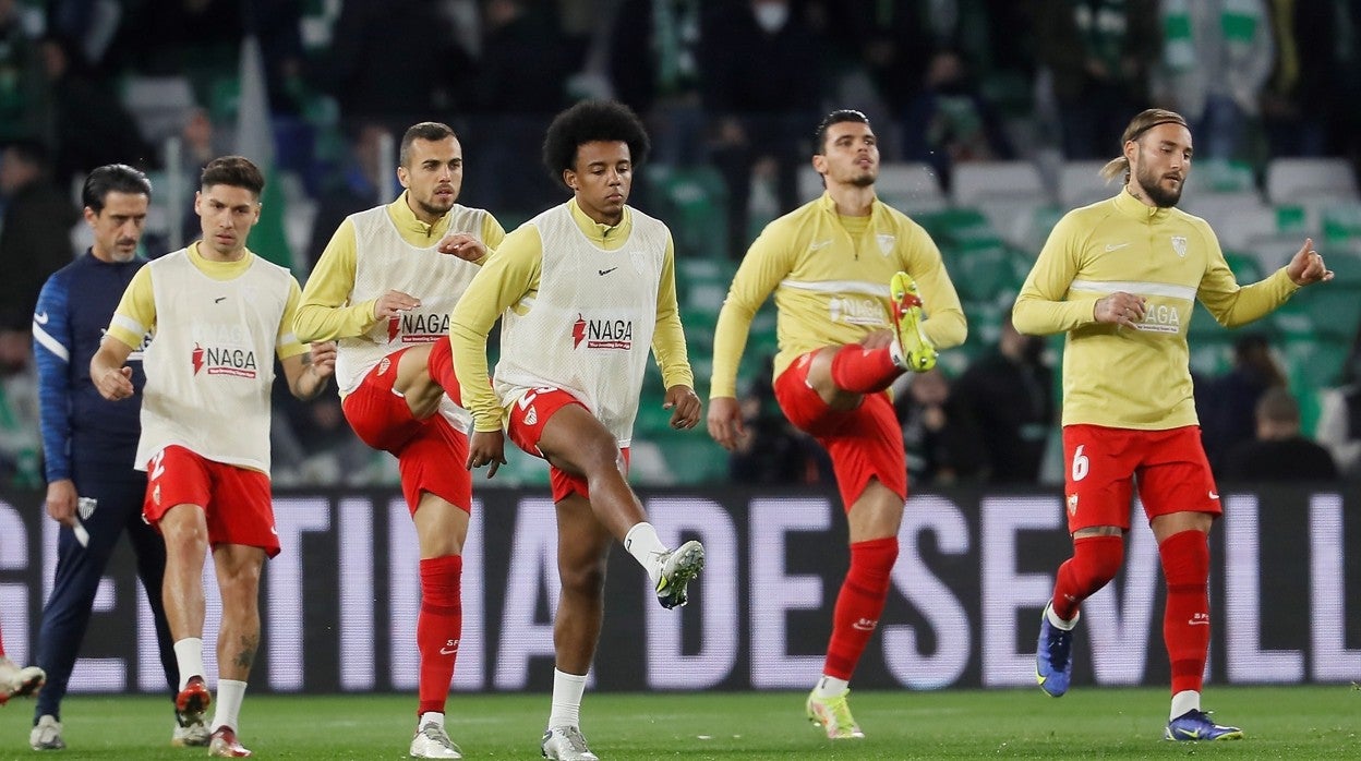 Koundé, en el calentamiento del Sevilla FC antes del derbi copero