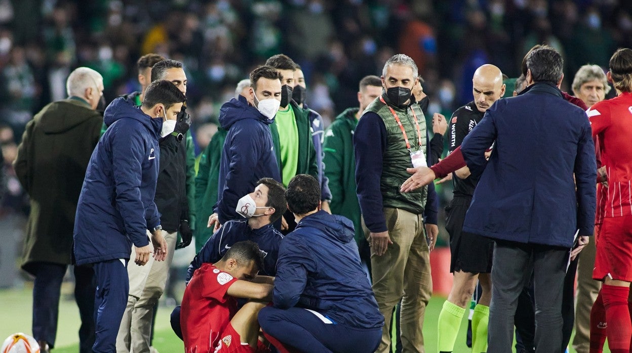 El futbolista del Sevilla FC Jordán es atendido en el derbi de la Copa del Rey
