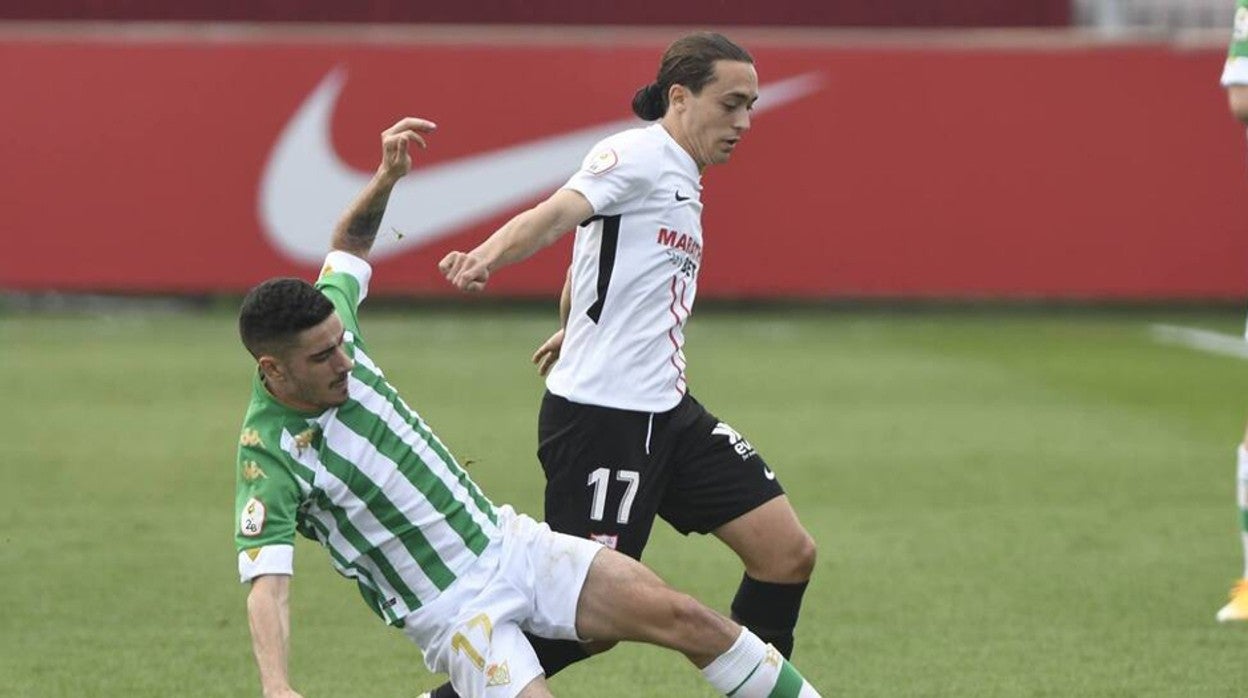 Luismi esquiva a Julio Alonso en un derbi reciente