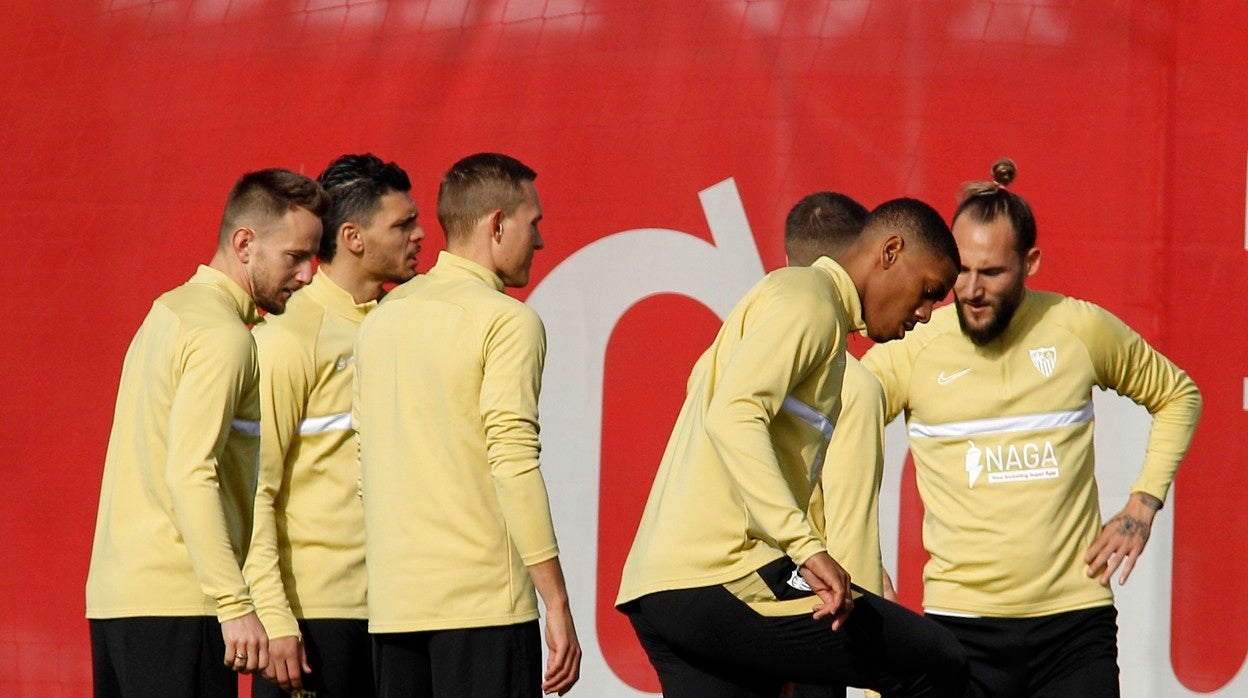 Martial, con Rakitic, Rekik, Augustinsson, y Gudelj