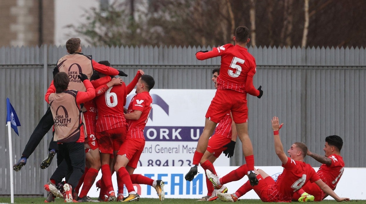 Los jugadores del Sevilla FC celebran el gol de Carlos Álvarez que ha supuesto la clasificación para los octavos de final de la UEFA Youth League