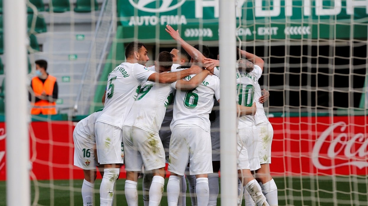 Los jugadores del Elche celebran un gol de Pere Milla ante el Alavés