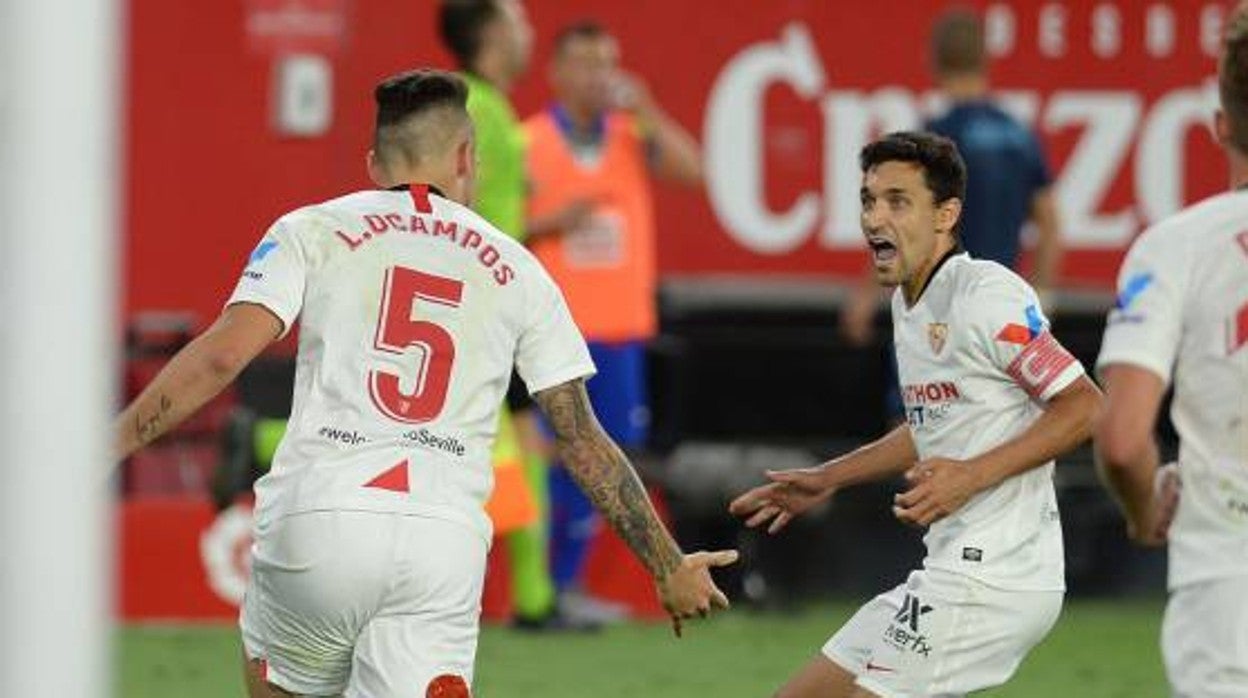 Ocampos y Navas celebran un gol