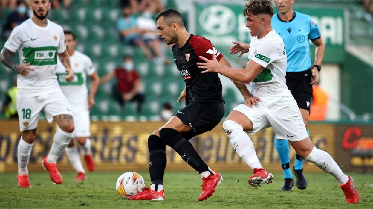 Joan Jordán, controlando la pelota en el Elche - Sevilla de la primera vuelta