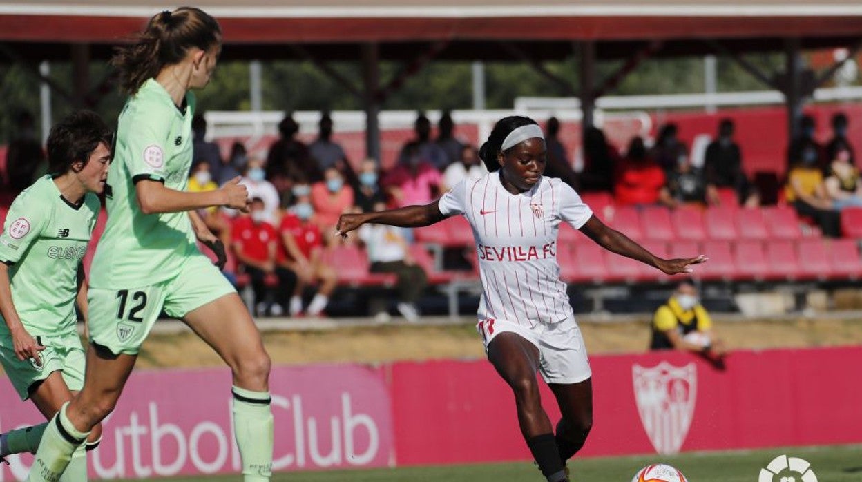 Toni Payne a punto de golpear el balón el Sevilla FC Femenino- Athletic Club de la liga