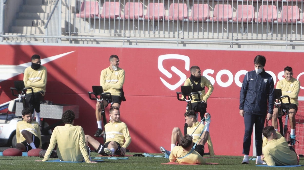 Los jugadores del Sevilla FC han realizado ejercicios de activación en esterillas y bicicletas antes de recibir al Dinamo Zagreb