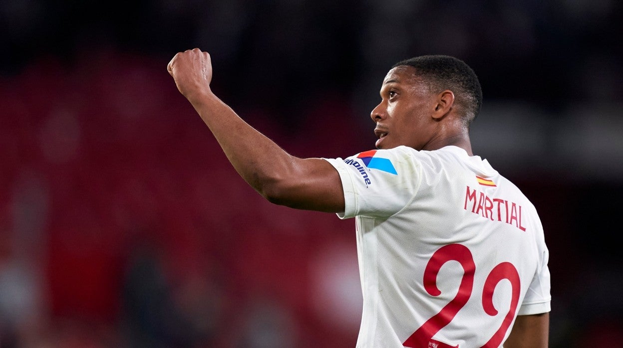 Anthony Martial celebra su primer gol con la camiseta del Sevilla FC