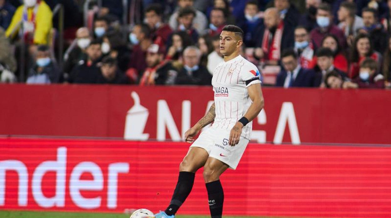 Diego Carlos en una acción durante el encuentro ante el Elche CF