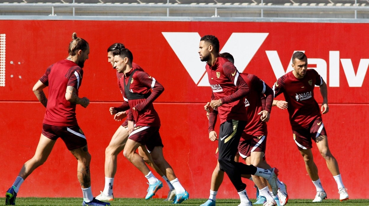 En-Nesyri se ejercita en la ciudad deportiva del Sevilla junto a Gudelj, Navas, Rafa Mir, y Jordán, entre otros