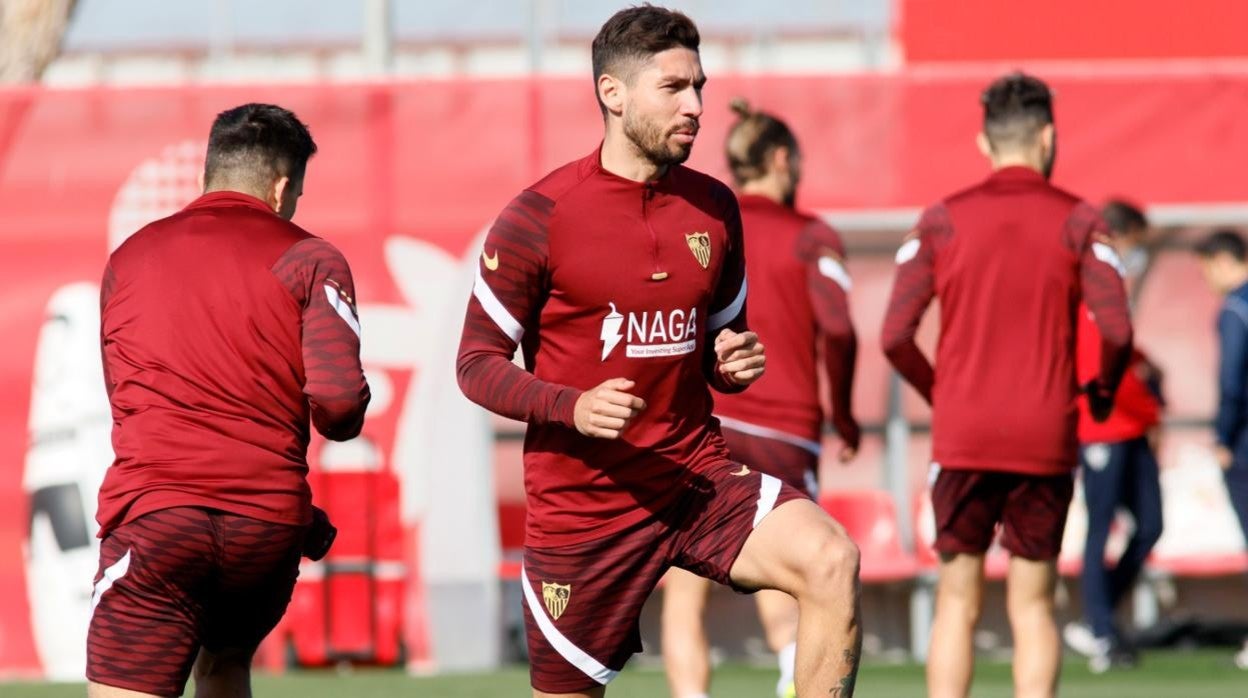 Montiel efectúa ejercicios de calentamiento junto al canterano Valentino Fattore