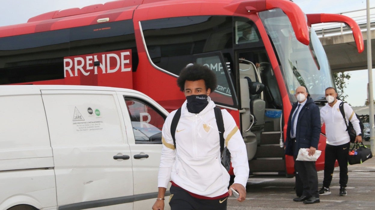 Jules Kounde instantes antes de viajar con el resto de la expedición del Sevilla FC hacia Zagreb