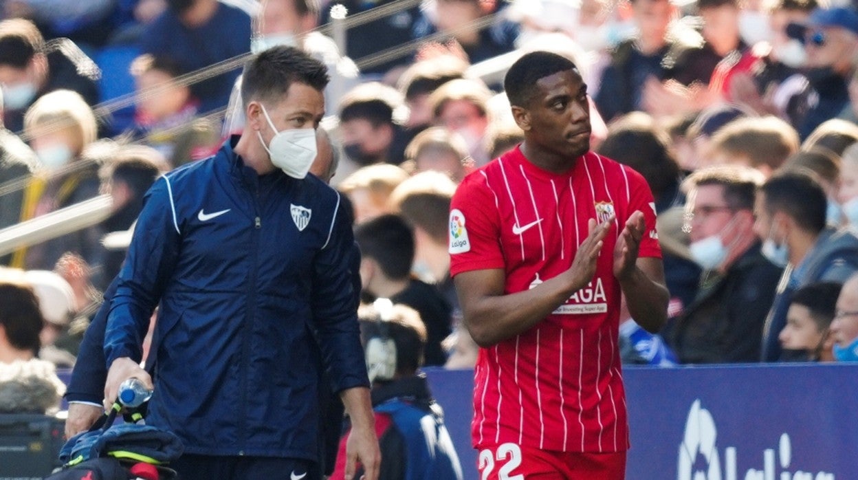 Martial se retira lesionado en el Espanyol-Sevilla