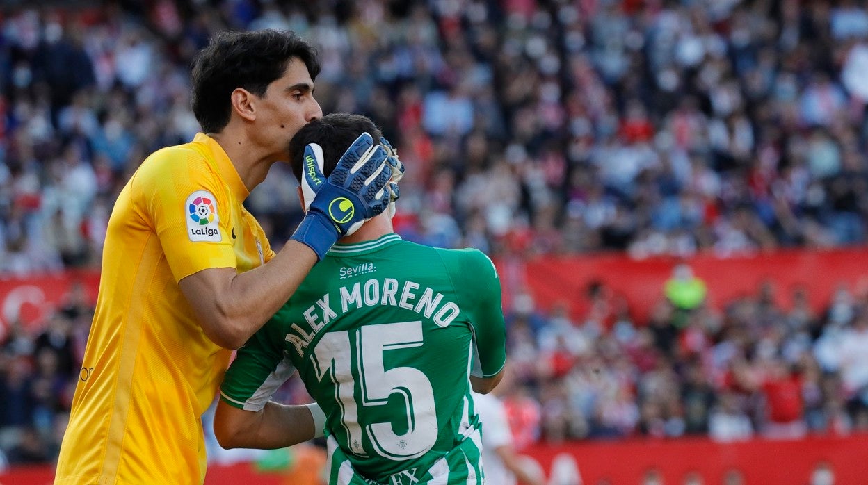 Bono besa la cabeza de Álex Moreno tras fallar éste una ocasión en el derbi Sevilla - Betis