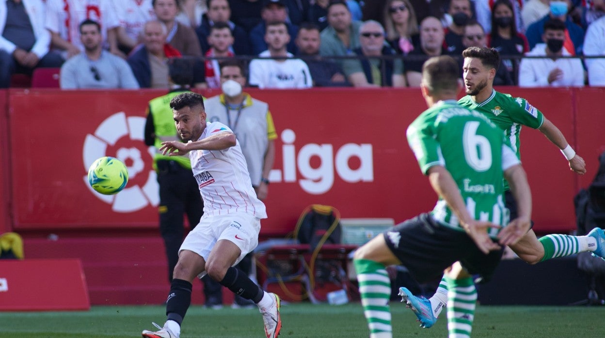 Tecatito Corona, dando un pase en el Sevilla - Betis