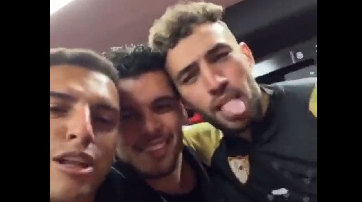 Diego Carlos, Rekik y Munir, en el vestuario tras el derbi