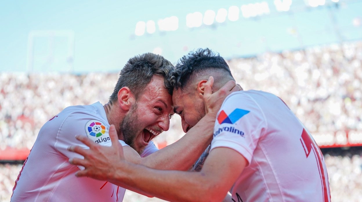Rakitic felicita a Munir por su gol en el derbi