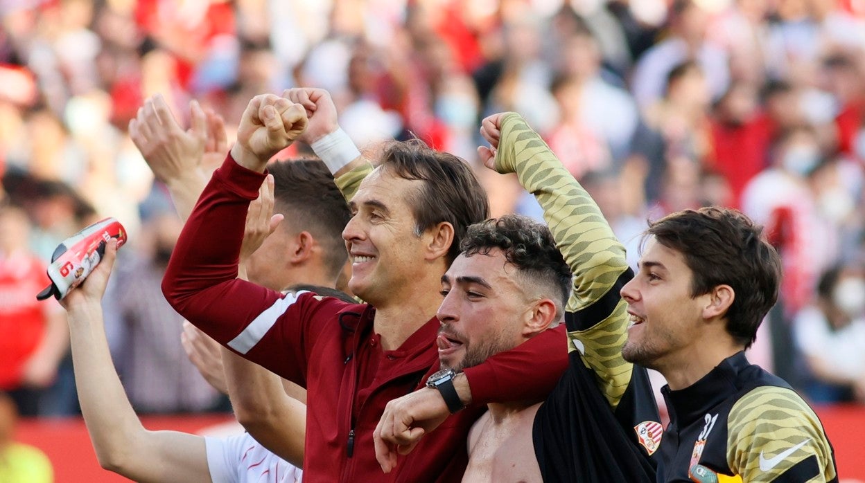 Lopetegui celebra junto a sus jugadores el último triunfo en el derbi
