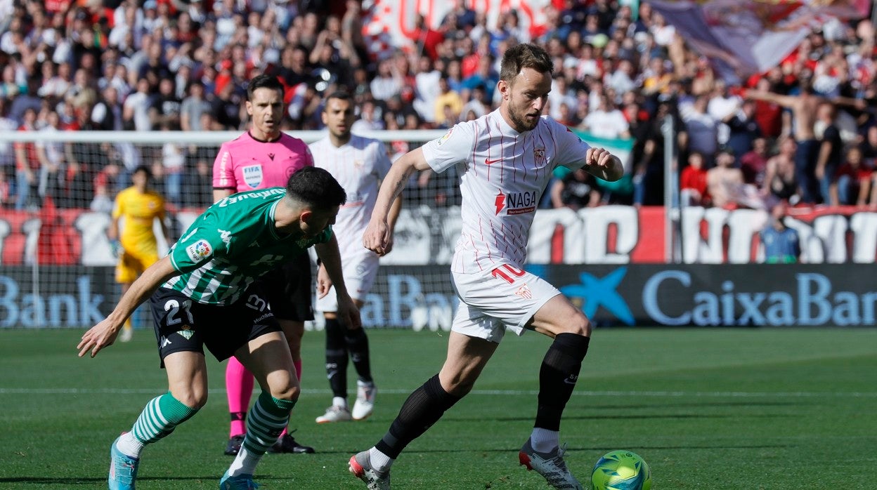 Rakitic conduce el balón antes Guido en el derbi del pasado domingo