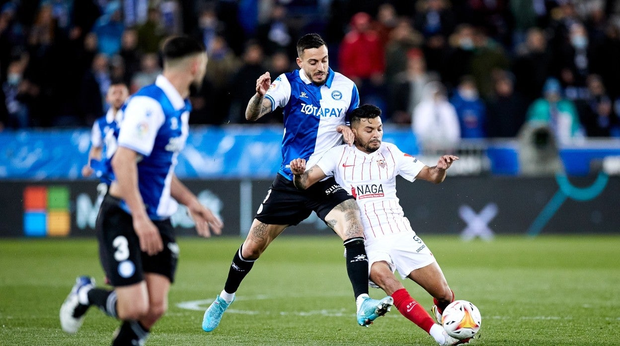 Tecatito pugna con Joselu en el Alavés - Sevilla