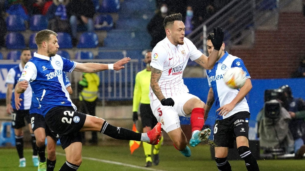 Ocampos trata de llevarse el balón ante Lejeune y Escalante