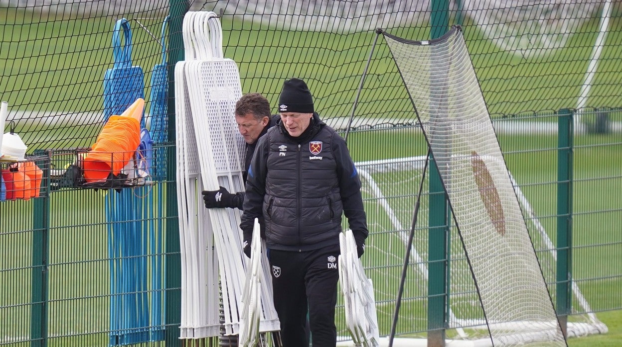 David Moyes, técnico del West Ham, en el último entrenamiento de su equipo en Londres antes de viajar a Sevilla