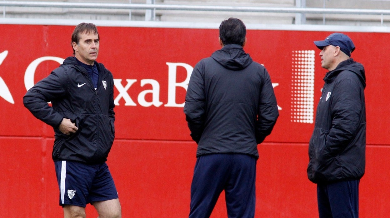 Lopetegui, hablando con sus ayudantes en el entrenamiento de este viernes