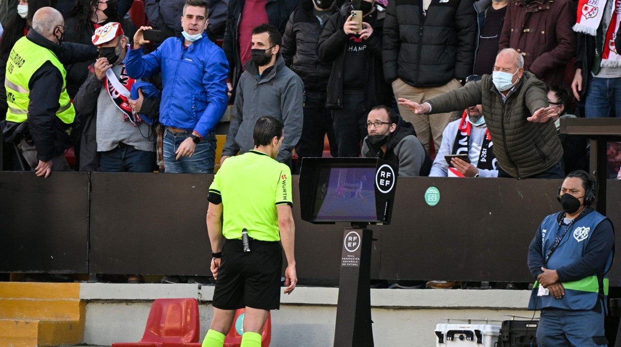 Martínez Munuera consulta el VAR