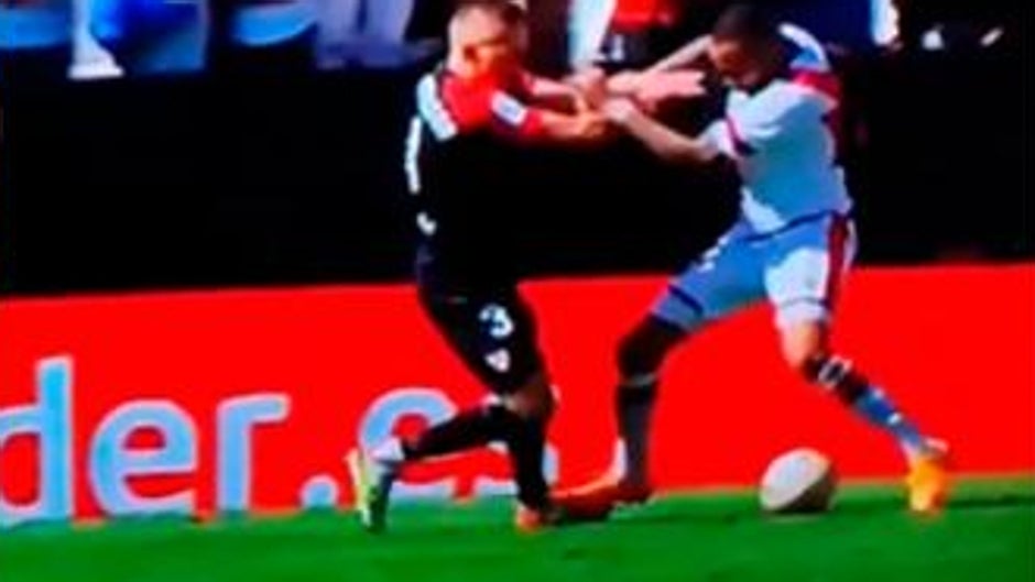 La trilogía del VAR que hundió al Sevilla: hubo hasta pisotón a Augustinsson en el gol de Bebé