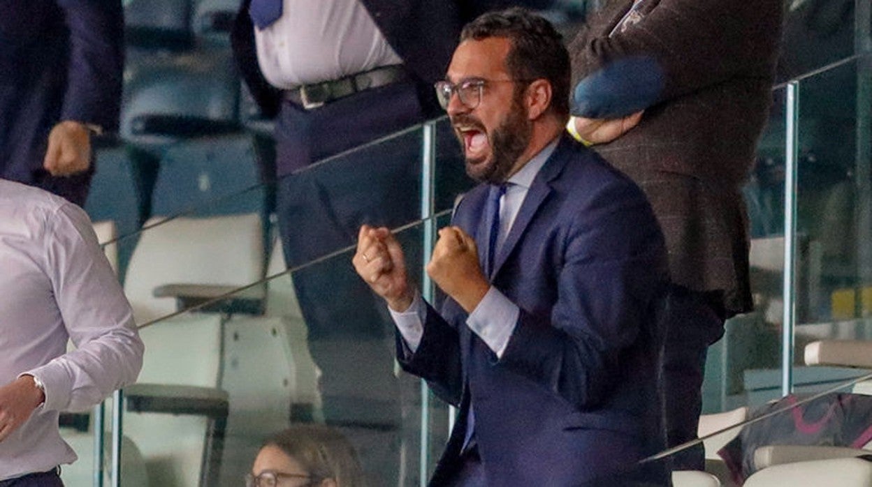 Víctor Orta celebra el ascenso del Leeds United