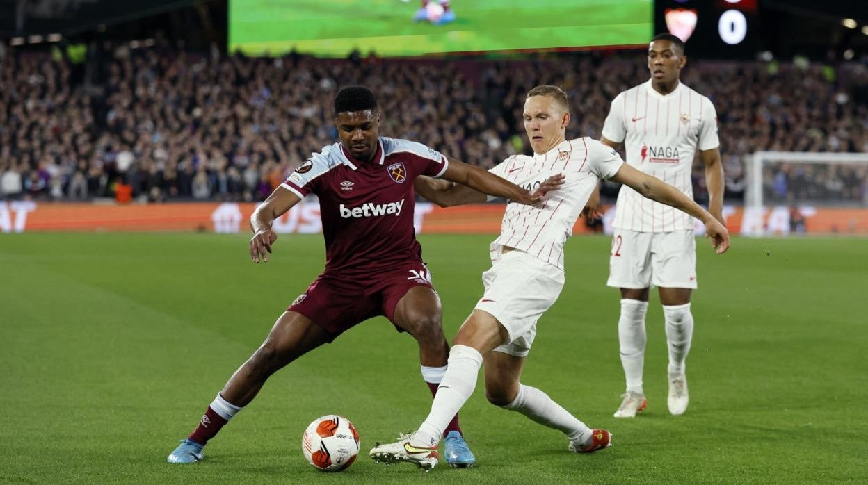 Augustinsson pelea un balón con Johnson