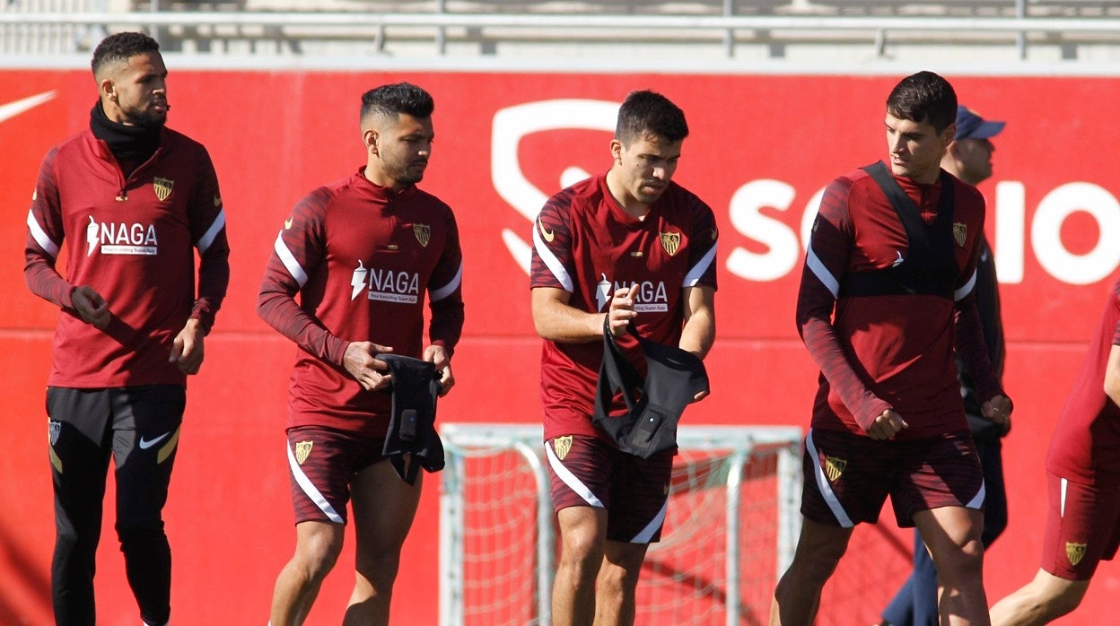 En-Nesyri, Tecatito, Acuña y Lamela, en un entrenamiento del Sevilla FC