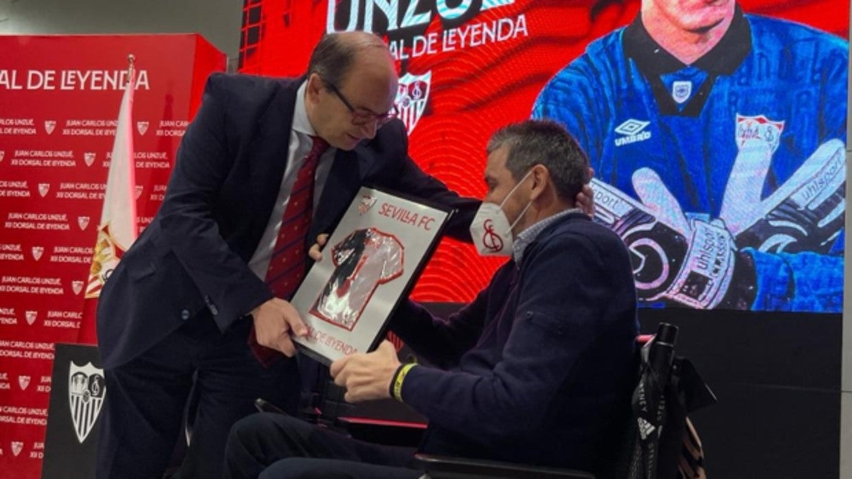 El presidente del Sevilla José Castro le entrega la distinción a Unzué