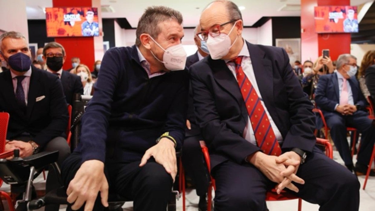 Juan Carlos Unzué y José Castro, al inicio del acto