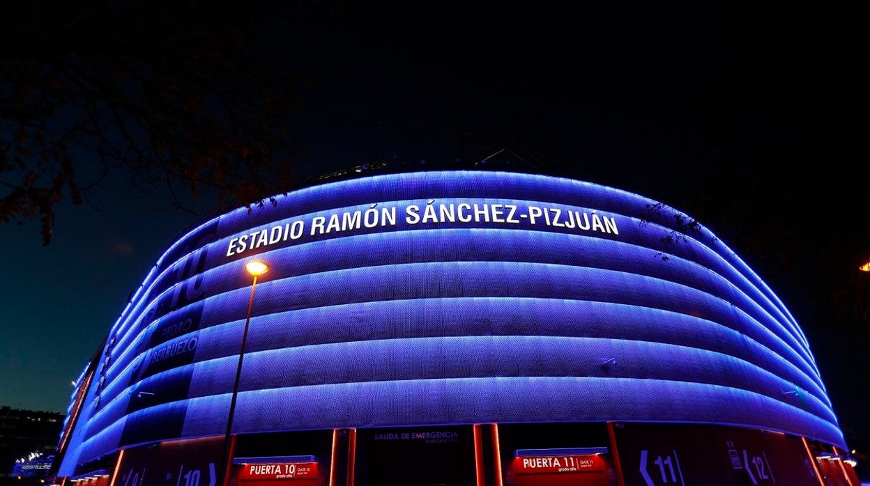 El estadio Ramón Sánchez-Pizjuán con los colores de la Champions League