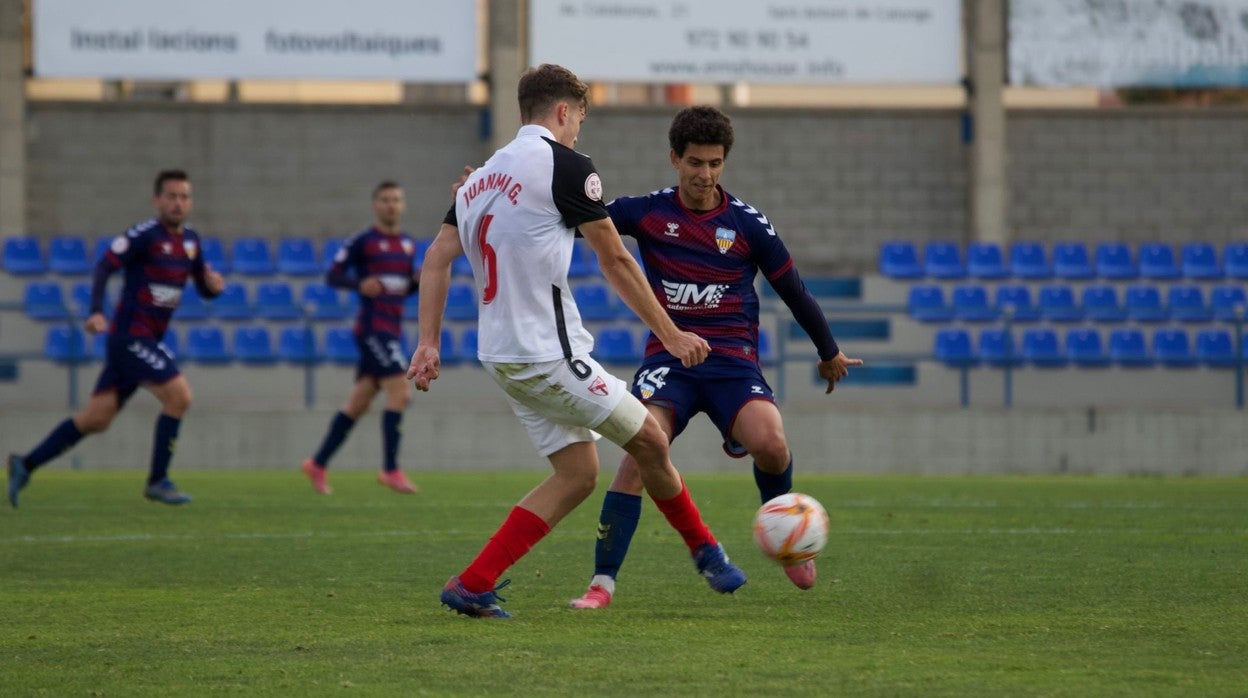 Juanmi toca ante la mirada de Ilyas