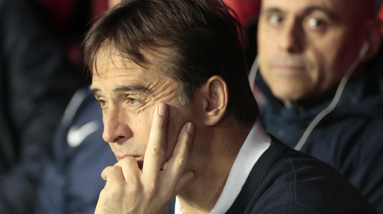 Julen Lopetegui, observa pensativo el desarrollo del Sevilla - Granada