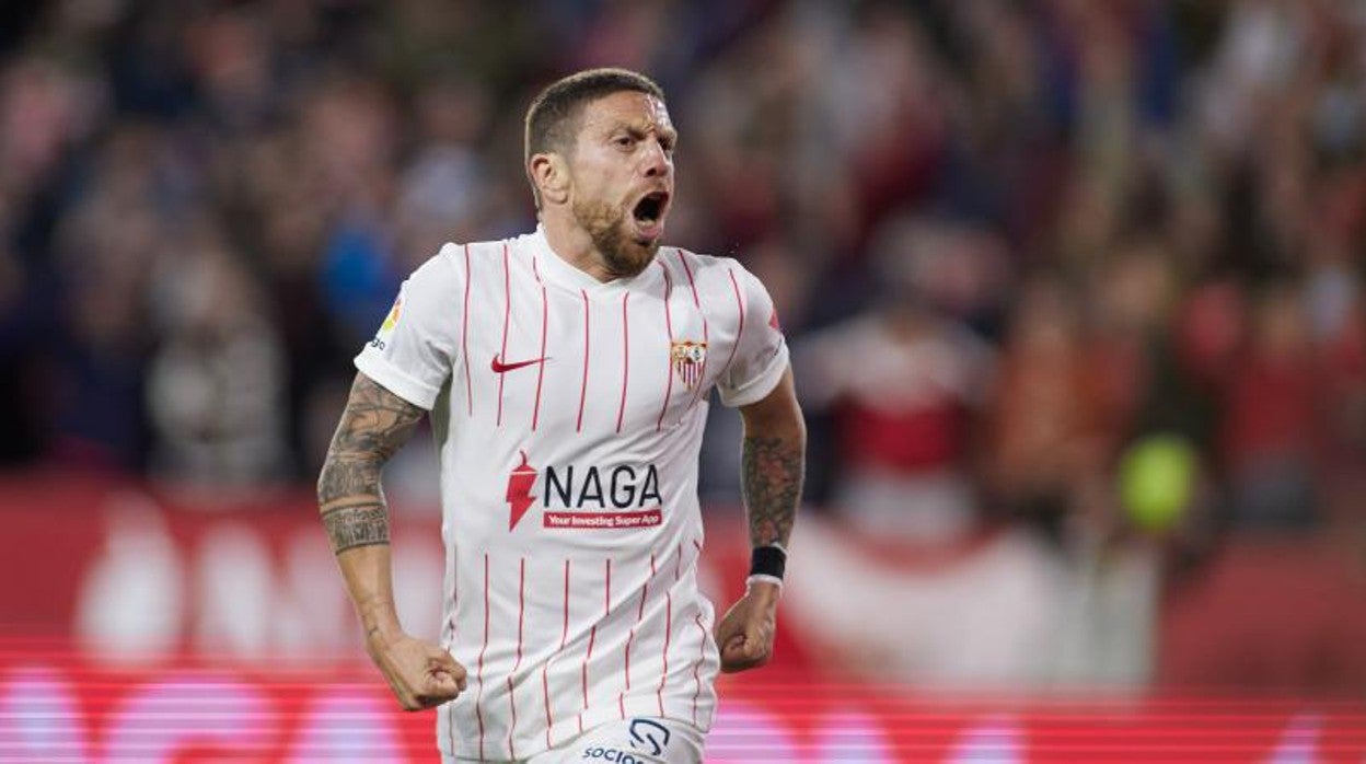 Papu Gómez celebra con rabia su gol al Granada