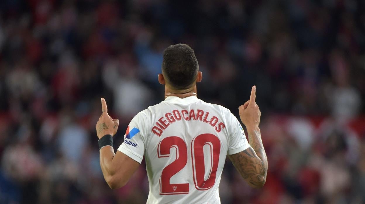 Diego Carlos celebra su gol al Granada