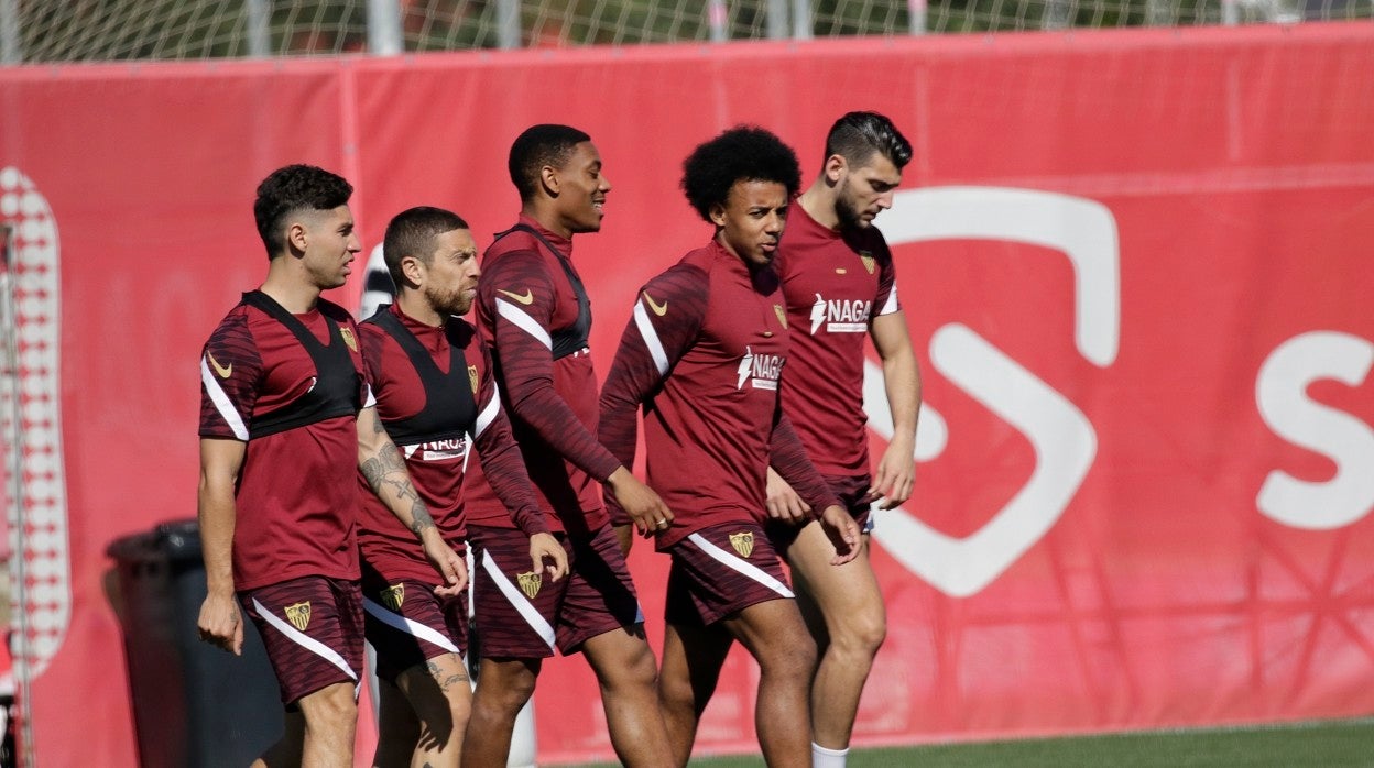 Montiel, Papu, Martial, Koundé y Rafa Mir, en uno de los entrenamientos del Sevilla FC previos al duelo ante el Real Madrid