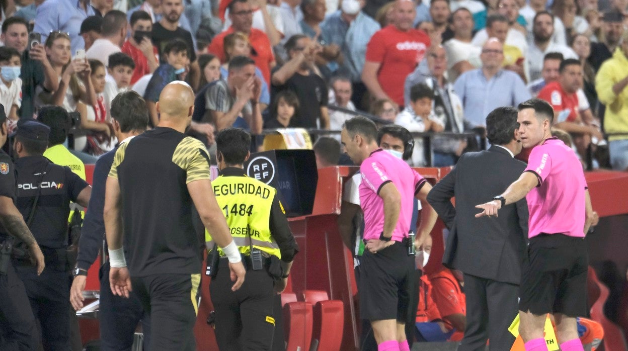 Cuadra Fernández revisó en la pantalla que hay sobre el terreno de juego el tanto de Vinicius, que al final terminó no concediendo