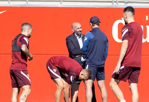 Monchi dialoga con Lopetegui en la sesión de este martes